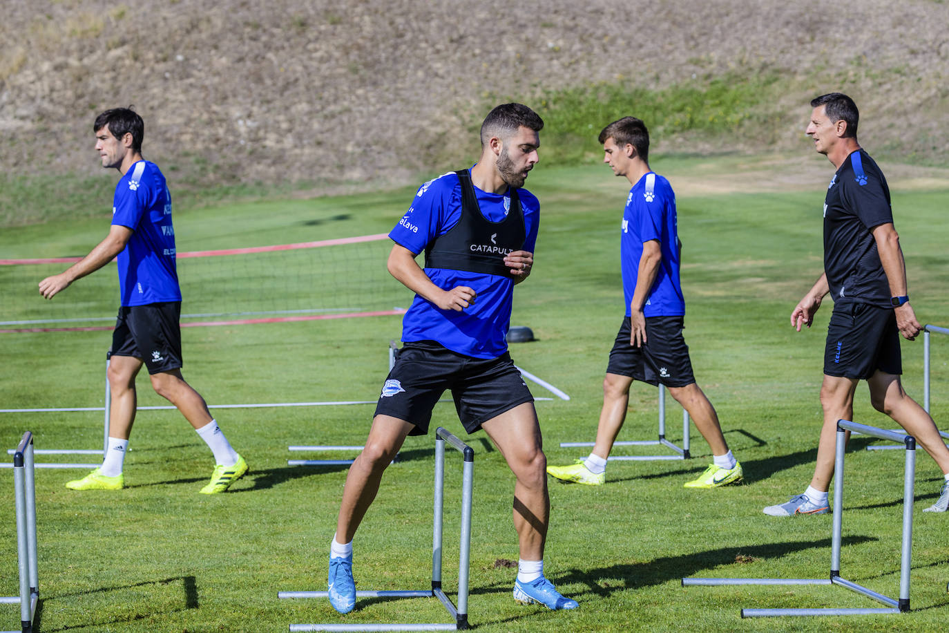 El equipo albiazul ha entrenado este viernes en Ibaia con la ausencia del central chileno, que ha viajado a Mónaco para formalizar su traspaso