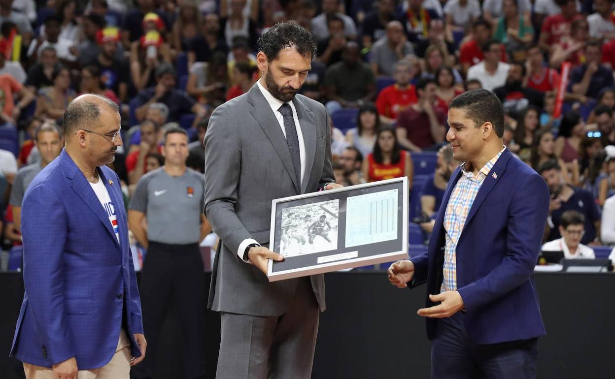 El presidente de la Federación Española de Baloncesto, Jorge Garbajosa y su homólogo dominicano Rafael Uribe, durante el homenaje a Sibilio momentos antes del amistoso entre España y la República Dominicana.