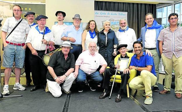 Olmo con su diploma y txapela, en la foto de familia del acto.