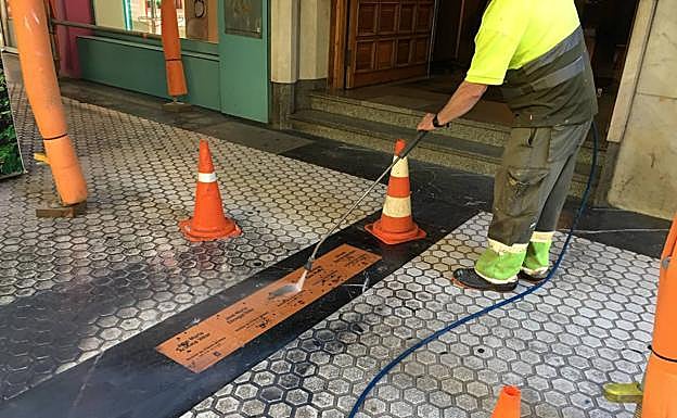 Operarios municipales han limpiado de nuevo las placas.