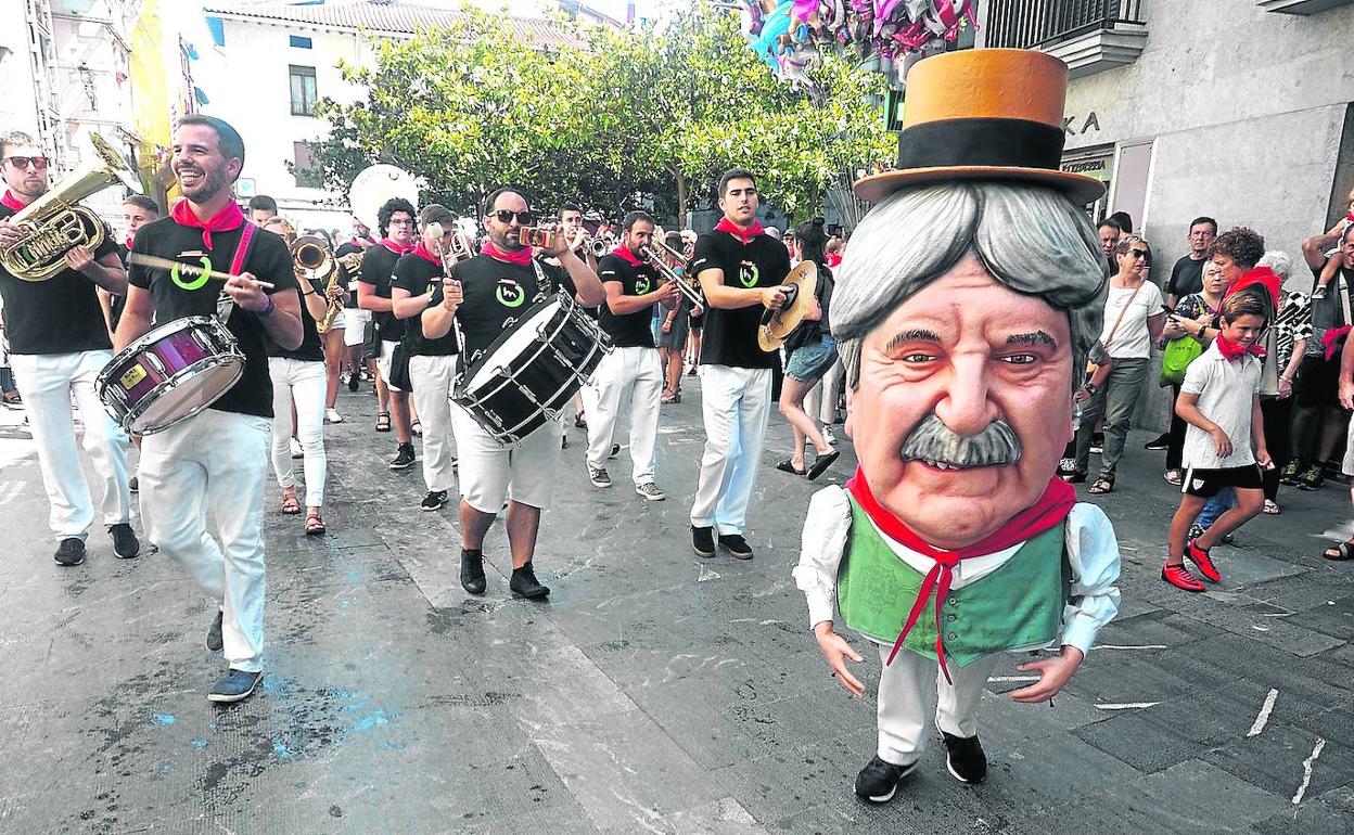 El cabezudo que recrea la figura de José Alberto Ansola encabezando la txaranga Mauxitxa.