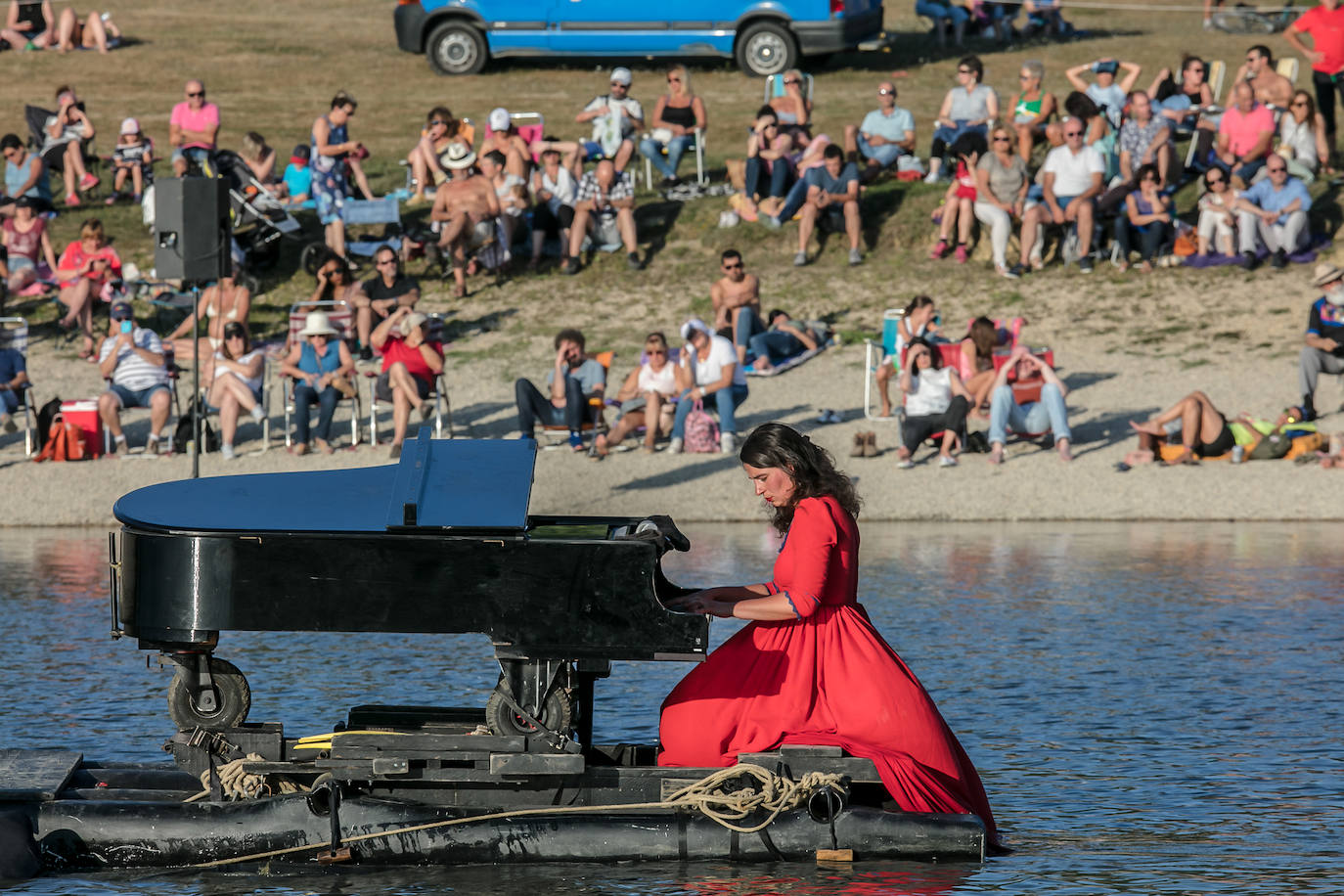 Fotos: &#039;El piano del lago&#039; flota en Landa