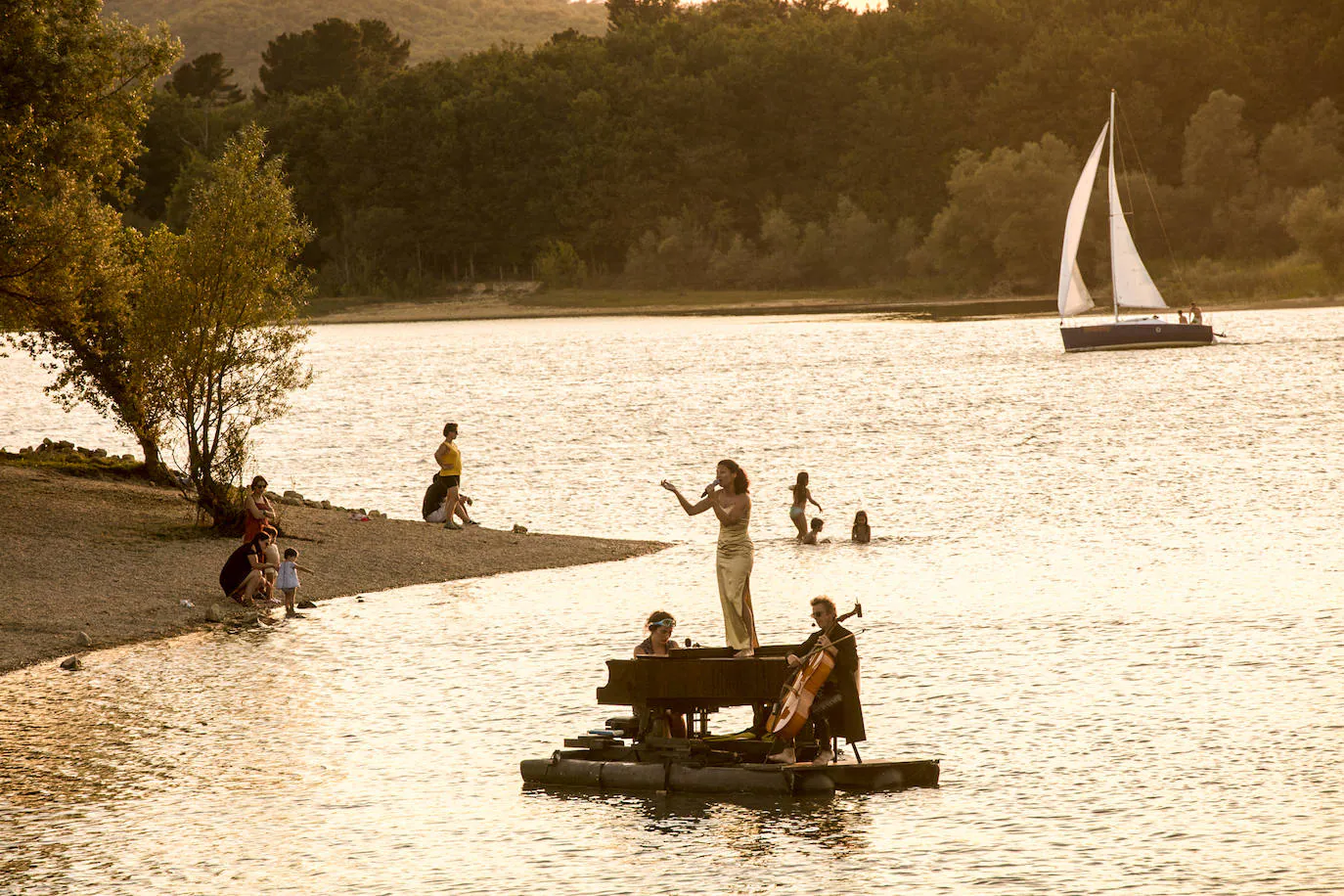 Fotos: &#039;El piano del lago&#039; flota en Landa