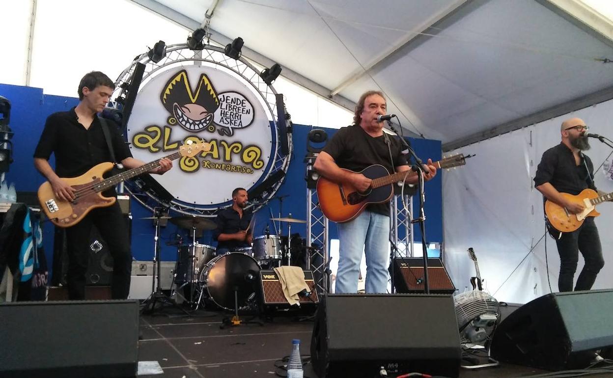 Anje tocando la primera, 'Euskara'. 