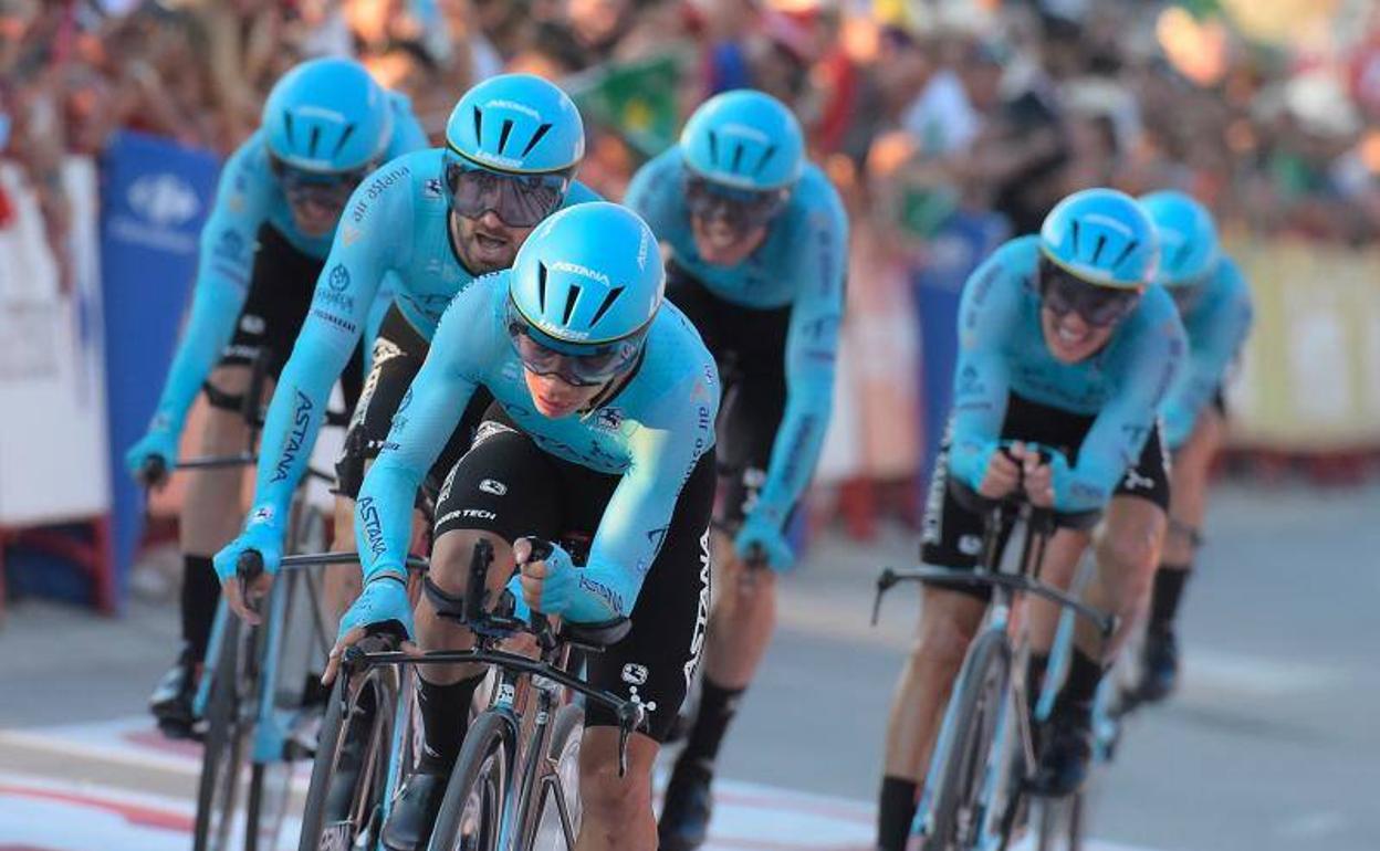 El Astana, en una fase de la crono. 