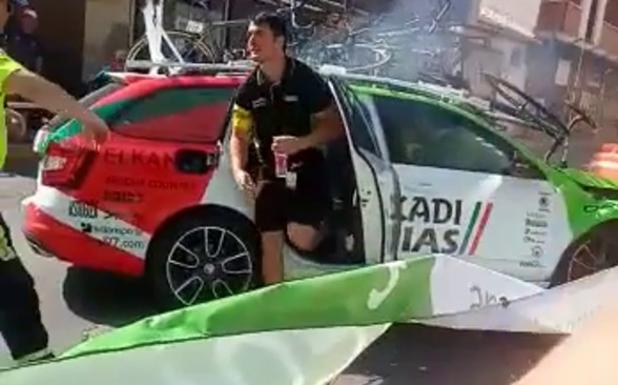 El coche del Euskadi-Murias se empotra contra un muro en la 'crono' por equipos