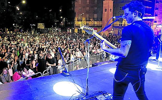 El grupo Akerbeltz fue el encargado el jueves de hacer vibrar con su música el centro de la capital vizcaína.