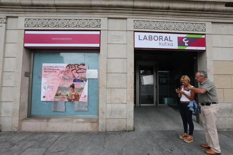 Kilómetros Brillar oriental Radicales encapuchados atacan varias oficinas bancarias y comercios del  Casco Viejo de Bilbao | El Correo