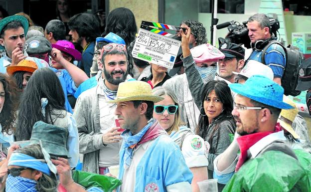 El largometraje contó con mil figurantes vitorianos para recrear la extinta tradición del 'Día del Guarro' en la calle Dato.