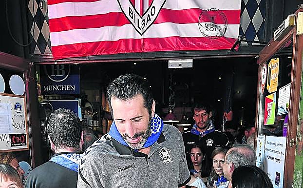 Cada vez que Álex Mumbrú dispone de algún hueco para disfrutar de las fiestas se encuentra con aficionados que le saludan.