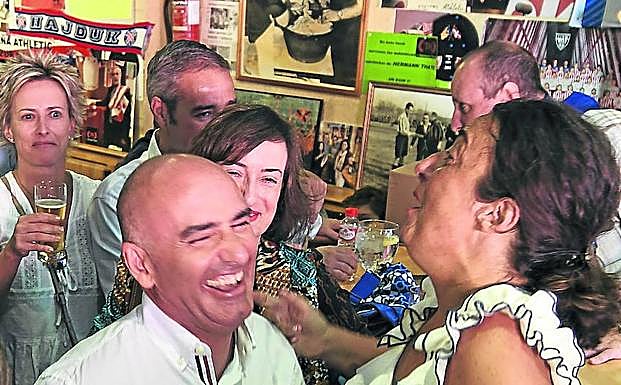 Andoni Aldekoa, cerveza en mano, disfruta de la compañía de amigos como la diputada foral de Cultura, Lorea Bilbao.