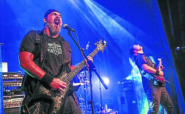 Aesthetic y Knives actuaron ayer entre rugidos que bien podían responder a la regla canónica del death metal o ser un lamento por el final de las fiestas.