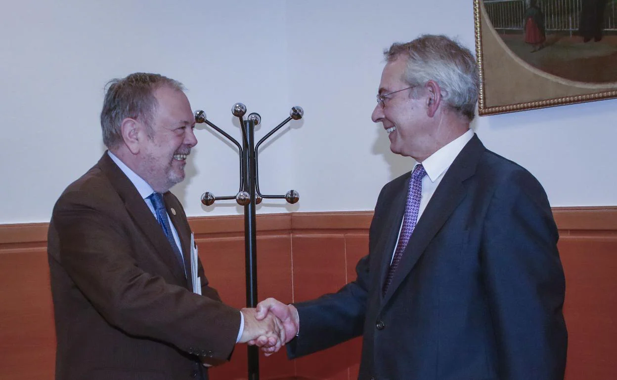 El consejero Pedro Azpiazu saluda al popular Antón Damborenea, antes de la reunion sobre los presupuestos