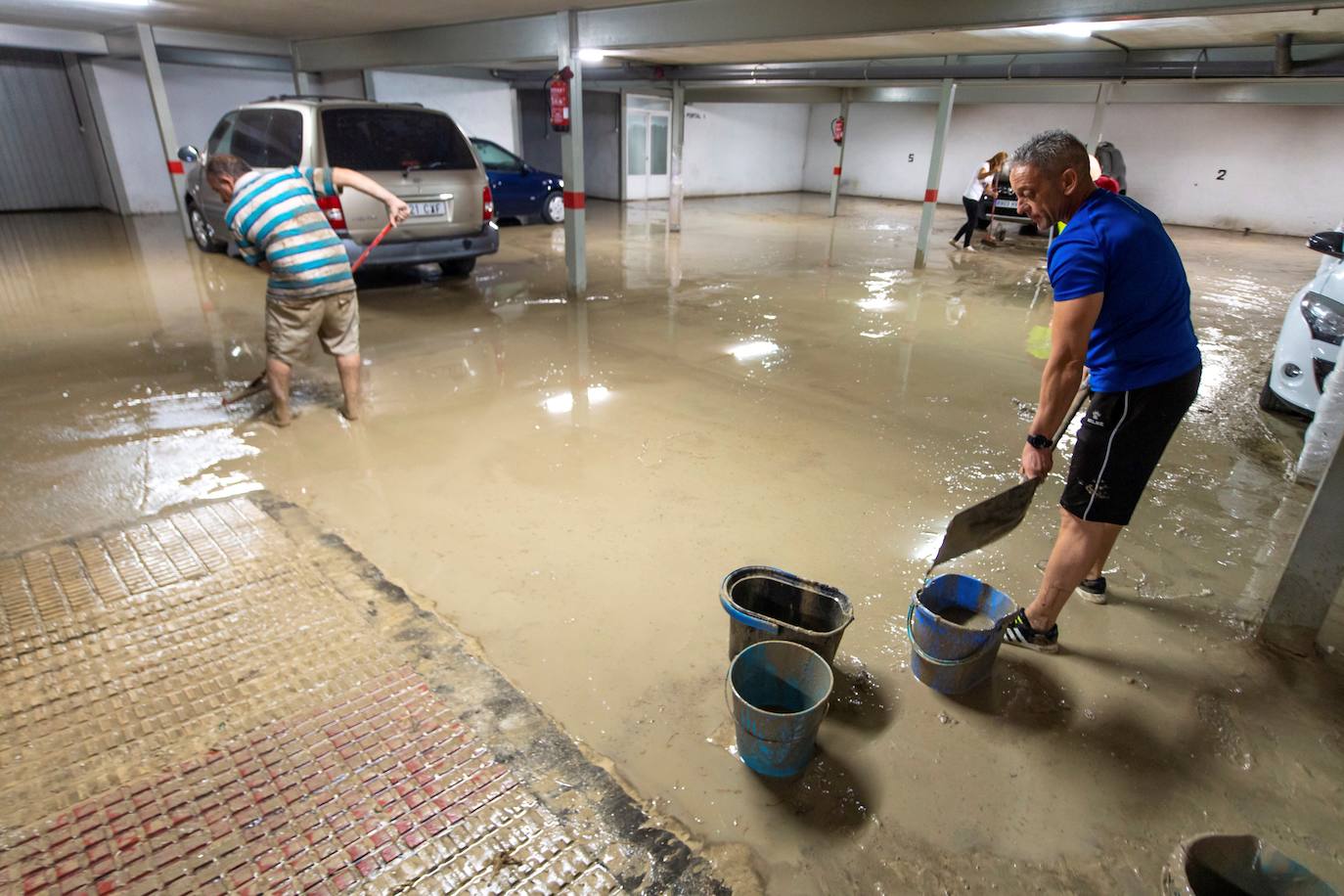 Las fuertes tormentas de agua y granizo registradas desde primera hora de la tarde en Borox (Toledo), ha inundado bajos y garajes de las principales calles de esta localidad. 