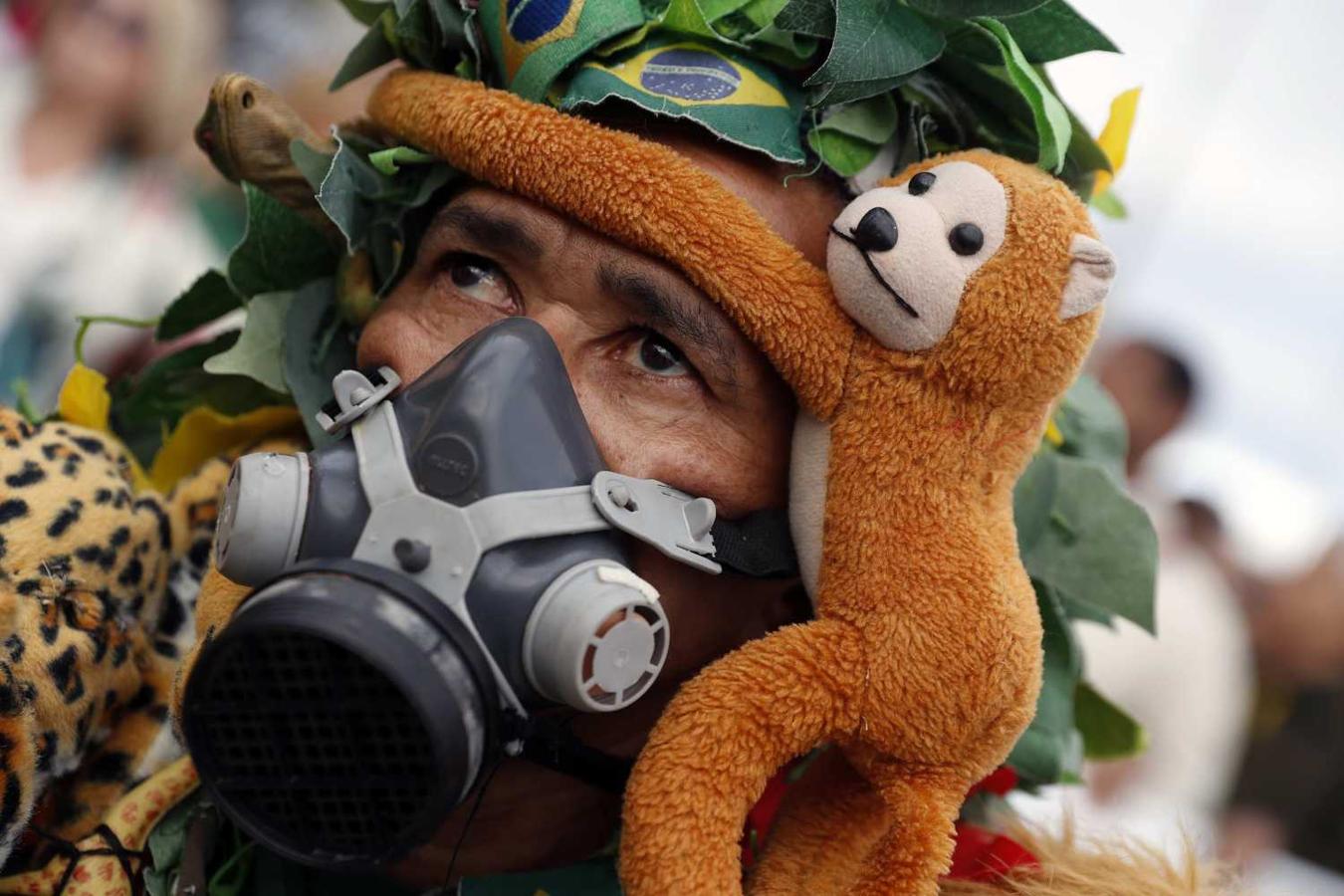 Un indígena participa en una multitudinaria marcha en favor de la Amazonía y contra el presidente brasileño, Jair Bolsonaro en Río de Janeiro (Brasil)