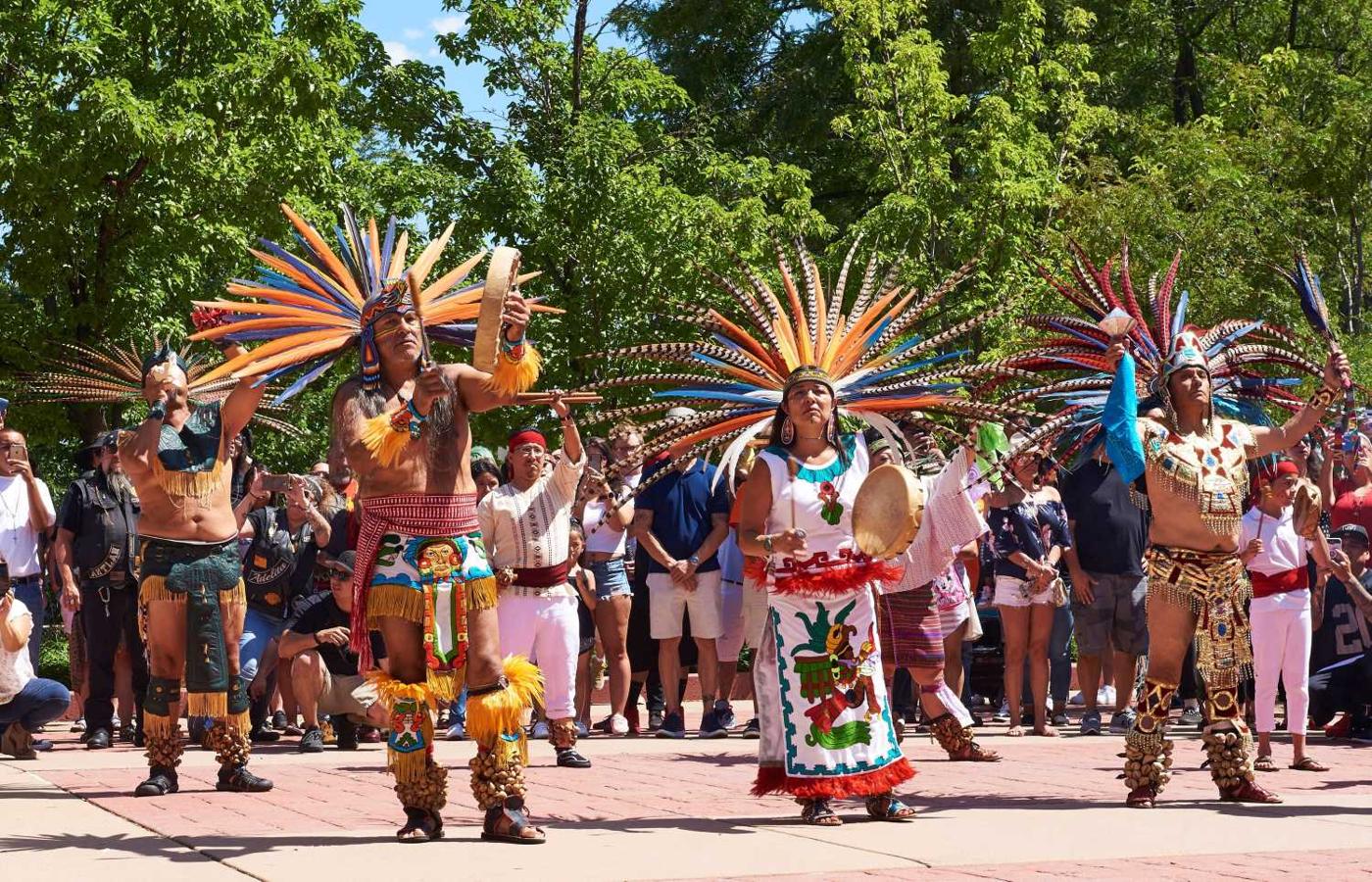 El grupo Tlaloc Danza Azteca en una ceremonia de bendición durante el "Día del Paseo por el Bulevar Federal", en Denver (EE.UU.)