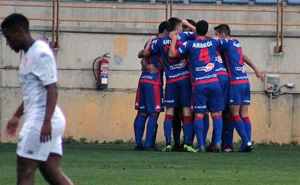 Los azules festejan su gol en el Reino de León