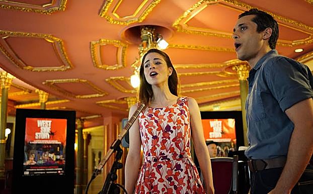 Los protagonistas de 'West Side Story' cantan uno de los temas del musical que representan en el Teatro Arriaga.