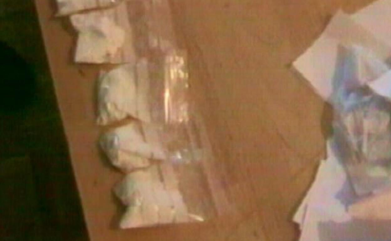 Bolsas de cocaína de una operación policial ajena a la noticia. 