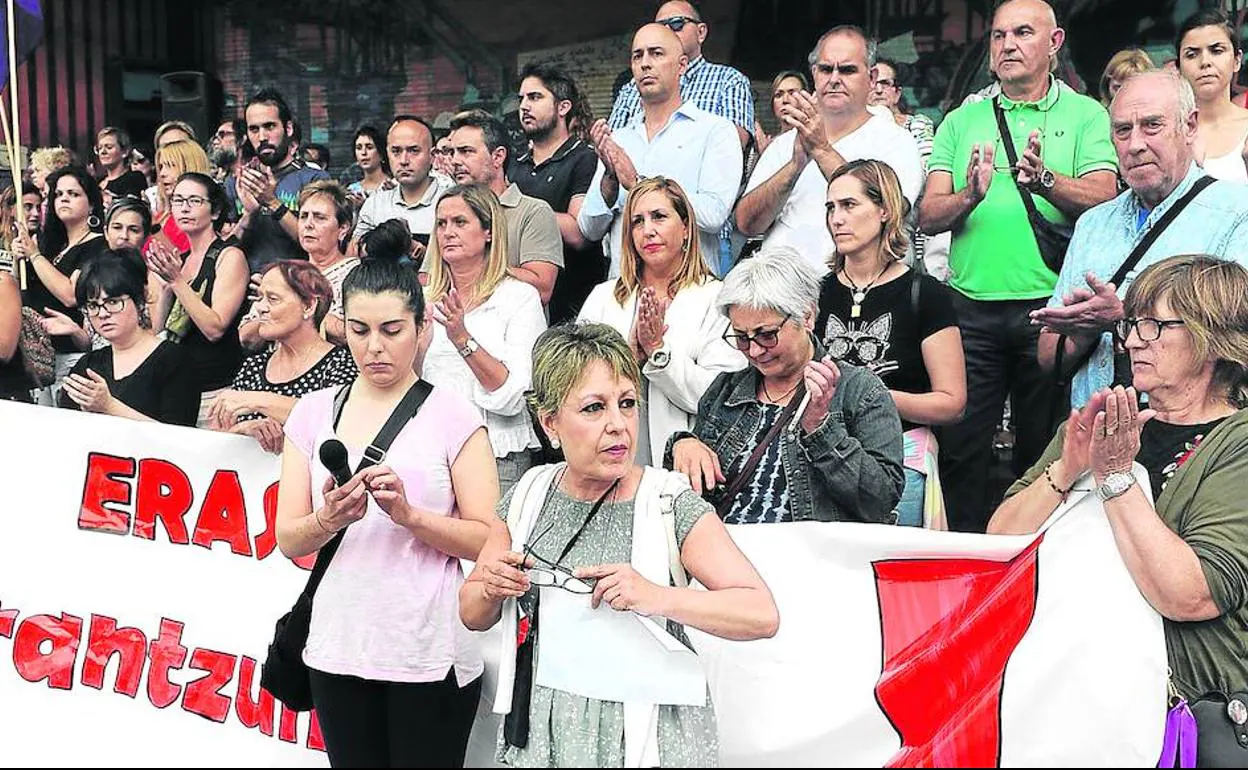 Cerca de doscientas personas, entre ellas la regidora, Amaia del Campo, se concentraron este lunes en la Herriko Plaza de Barakaldo en repulsa a este nuevo ataque. 