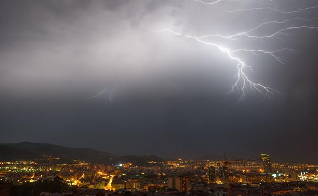 Imagen de una noche tormentosa en Bilbao. 