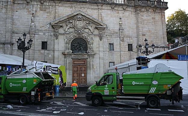 Los servicios de limpieza han dejado el recinto festivo impoluto.