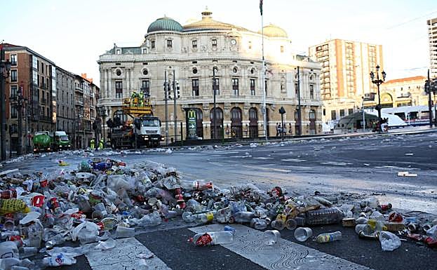 Cada día se han recogido kilos y kilos de basura del suelo del recinto festivo.