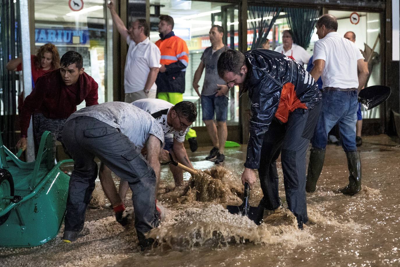 Vista del estado de las calles en la localidad madrileña de Arganda del Rey, tras la fuerte tormenta de lluvia y granizo que ha caído este lunes en toda la Comunidad de Madrid. 