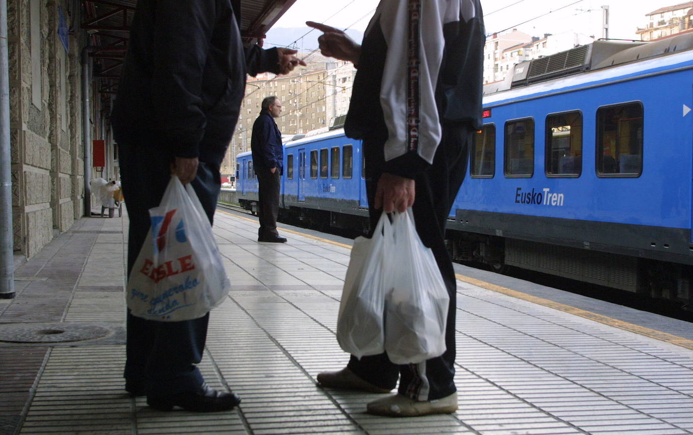 Unos usuarios esperan en el andén (2002)