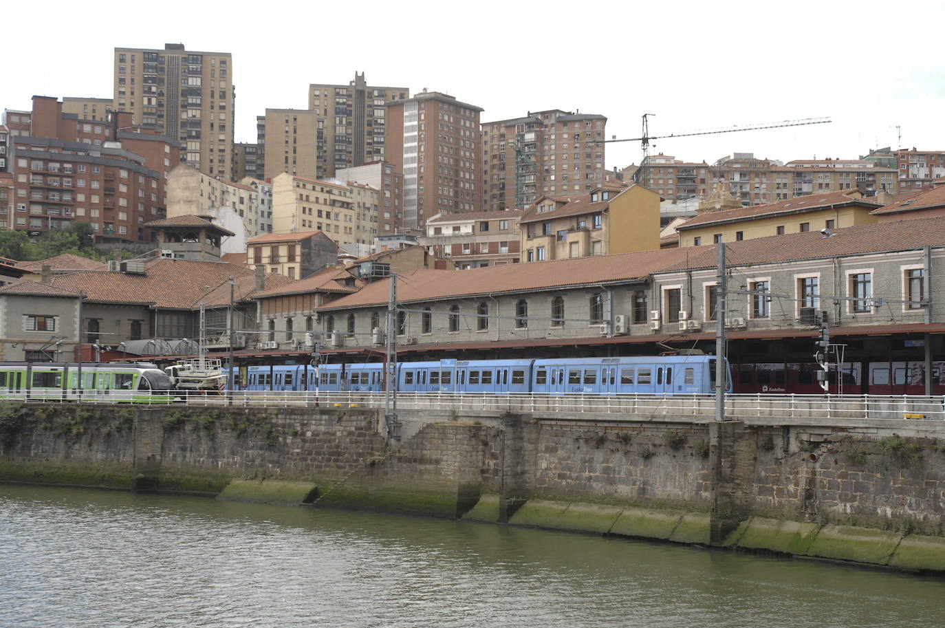 Un tren circula por la línea ferroviaria que finaliza en Atxuri (2007)