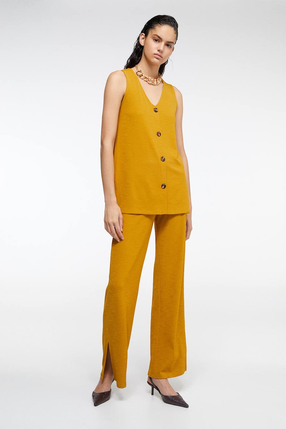16. Pantalón largo fluido en color mostaza de la firma Sfera (19,99 euros)