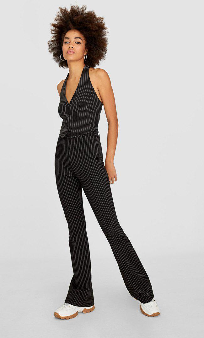 17. Pantalón flare negro con rayas blancas de la firma Stradivarius (19,99 euros)