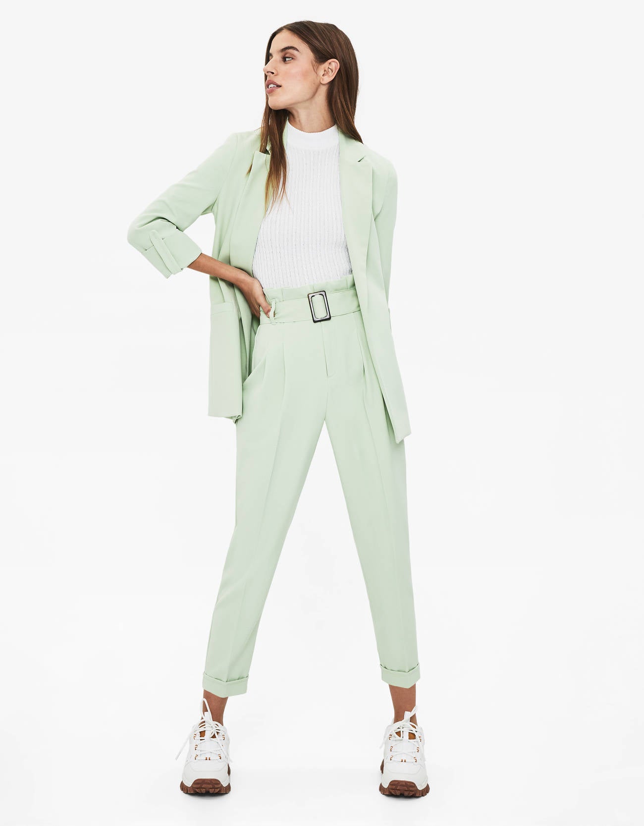 18. Pantalón paperbag en color verde pastel de la firma Bershka (19,99 euros)