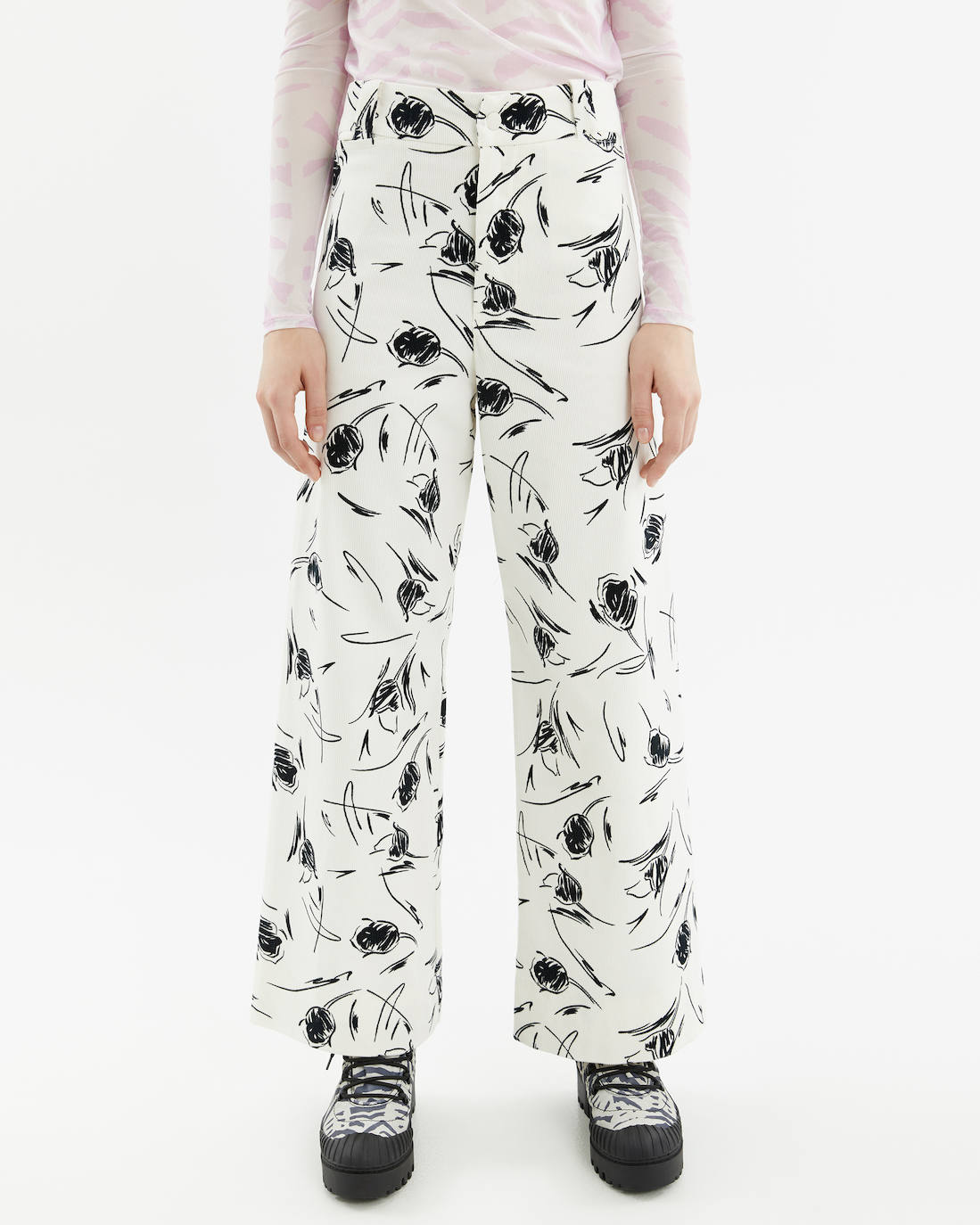 20. Tulipanes abstractos en color negro y marfil invaden este pantalón blanco de Bimba y Lola (135 euros). Su corte es recto, ancho y de tiro alto. 