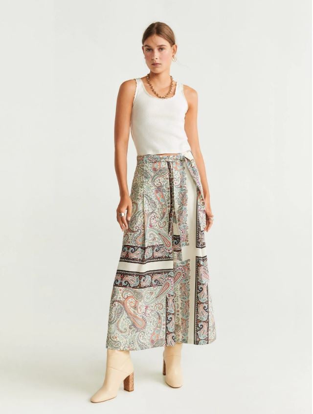 26. El blanco, el naranja y el azul se funden en el estampado cachemira de estos pantalones fluidos de Mango (35,99 euros). Tienen además un lazo en la cintura. 