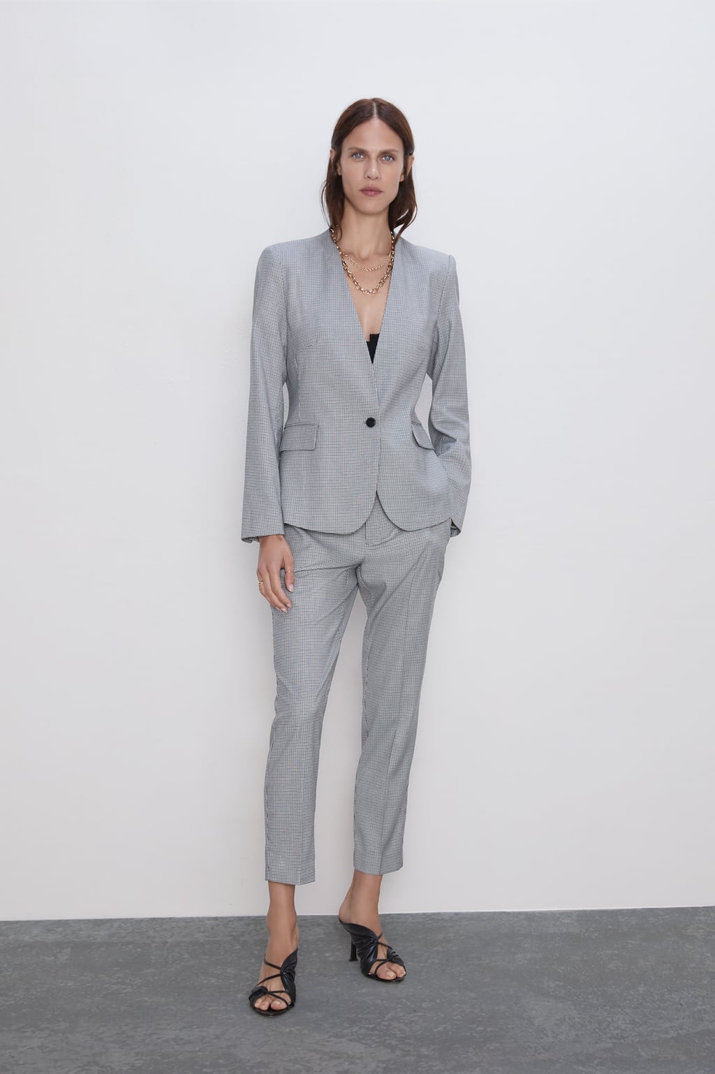 3. Este pantalón pitillo con estampado de pata de gallo en gris y blanco es pura sofisticación. Es de Zara (19,95 euros), perfecto para ir a la oficina. 