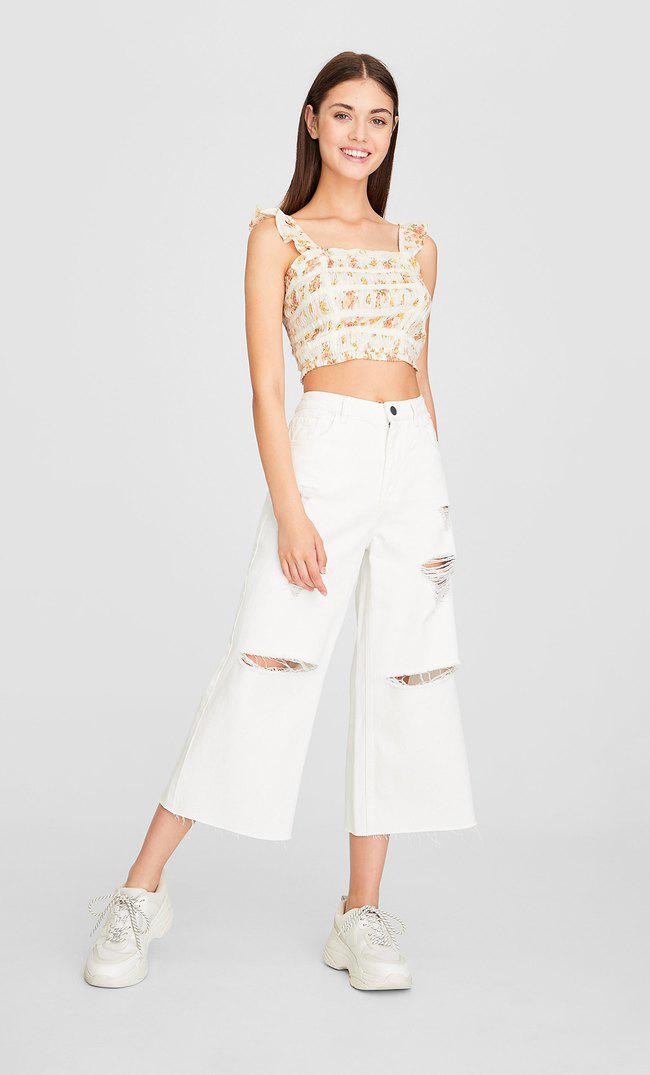 12. Pantalón 'culotte' rotos en color crudo de la firma Stradivarius (25,99 euros) 