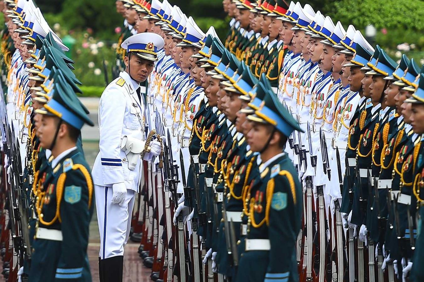 El personal militar espera la llegada del primer ministro de Malasia, Mahathir Mohamad, en el Palacio Presidencial de Hanoi