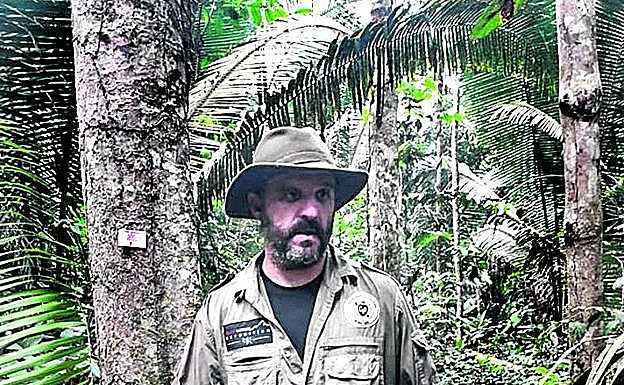 Miguel Gutiérrez camina por la selva amazónica.