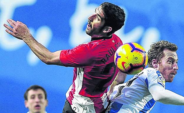 Por los aires. Raúl García y David Zurutuza luchan por un balón en uno de los derbis jugados en Anoeta.