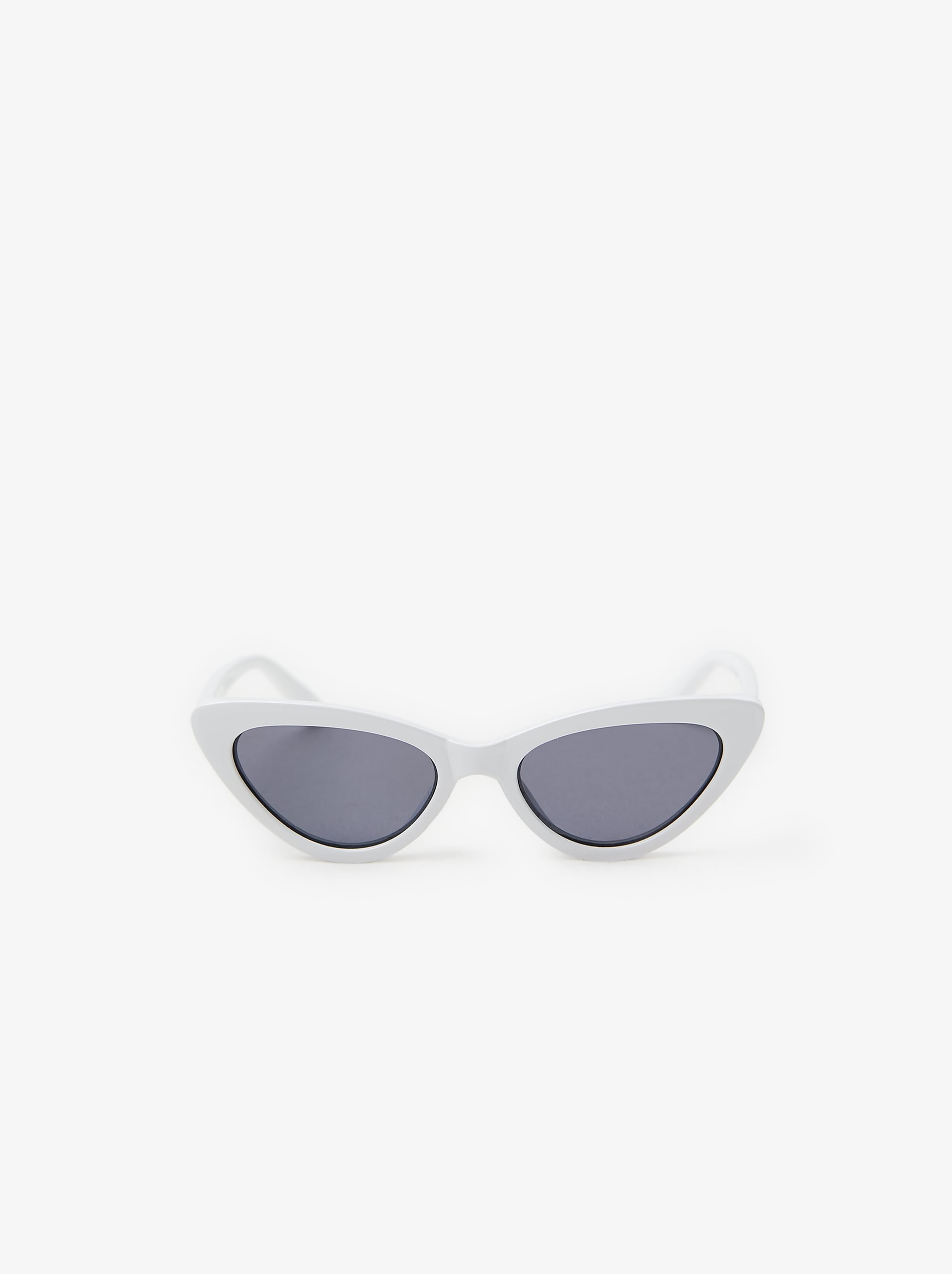 Gafas de sol ‘cat-eye’ blancas, de Zara (9,95 euros)