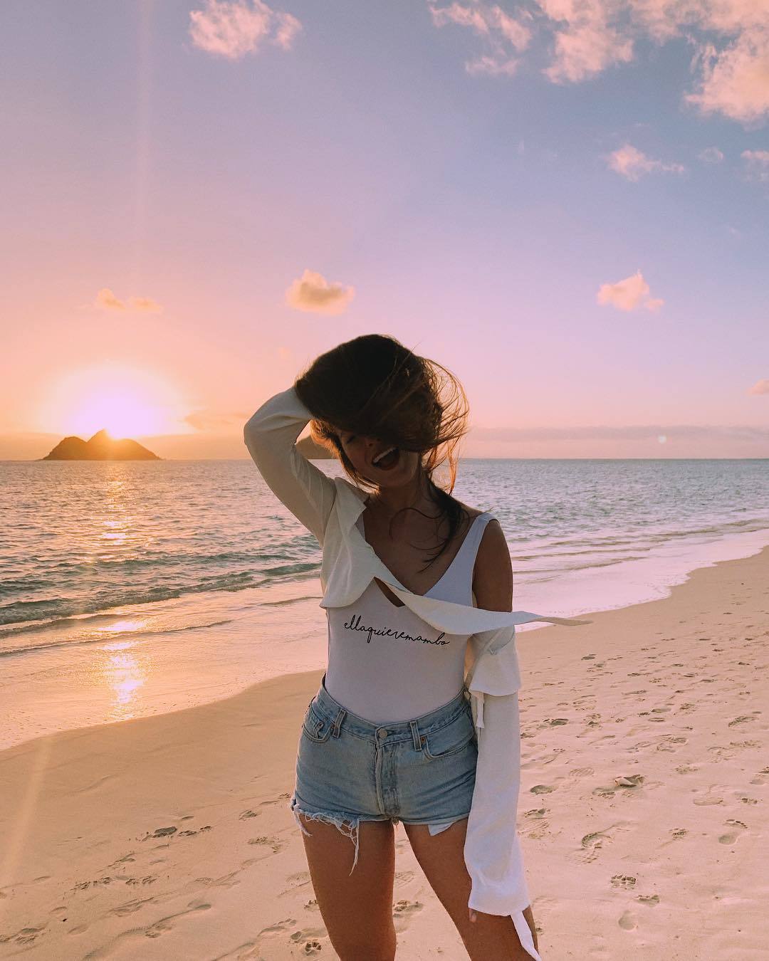 Algunos ejemplos de cómo combinar el bañador para los ratos de ocio fuera del agua.