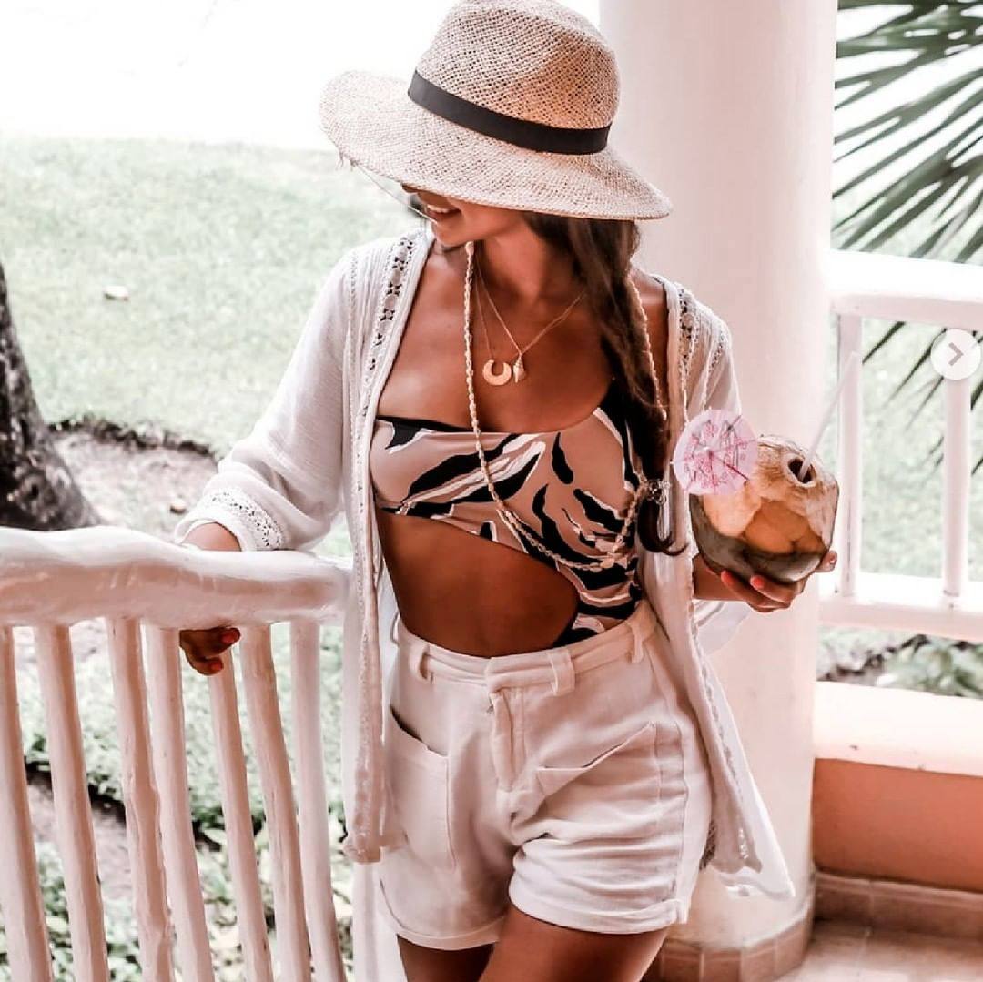 Algunos ejemplos de cómo combinar el bañador para los ratos de ocio fuera del agua.