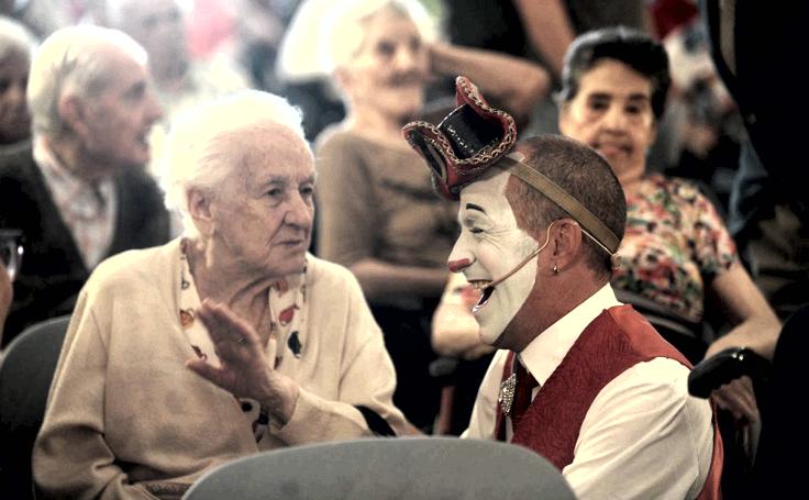 Un clown bromea con una residente de la Casa de la Misericordia