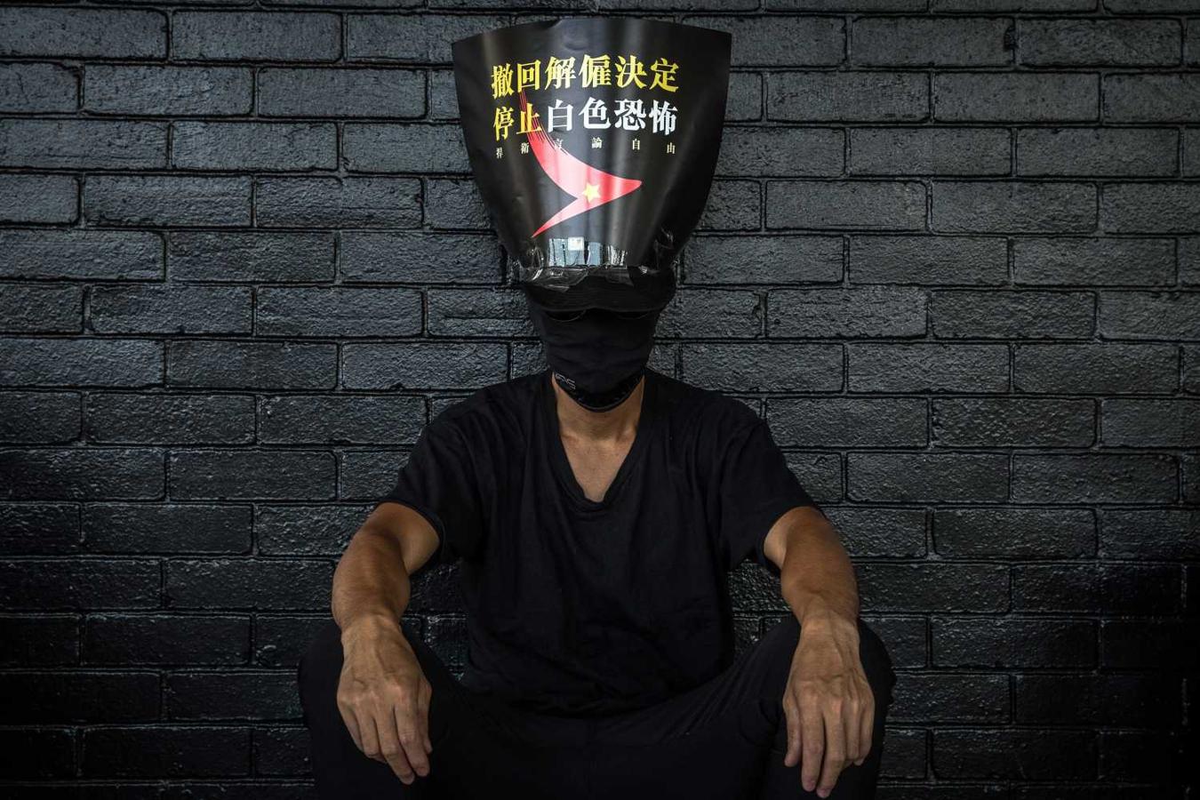 Protesta por el despido de una asistenta de vuelo de Dragon Airlines, filial de la aerolínea Cathay Pacific, que mostró su apoyo a las protestas antigubernamentales chinas