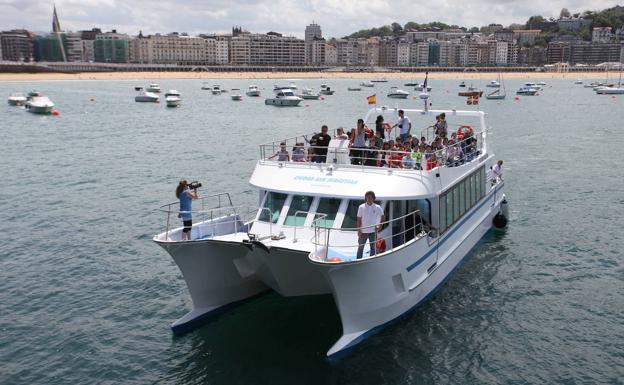 El catamarán reposa en aguas de La Concha.