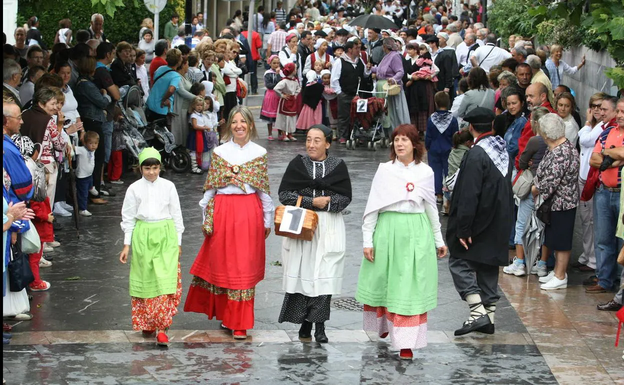 Vecinos de Plentzia, en una de las jornadas de sus fiestas patronales.