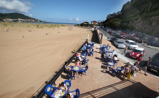 La terraza de Atxarre se alza sobre el arenal. 