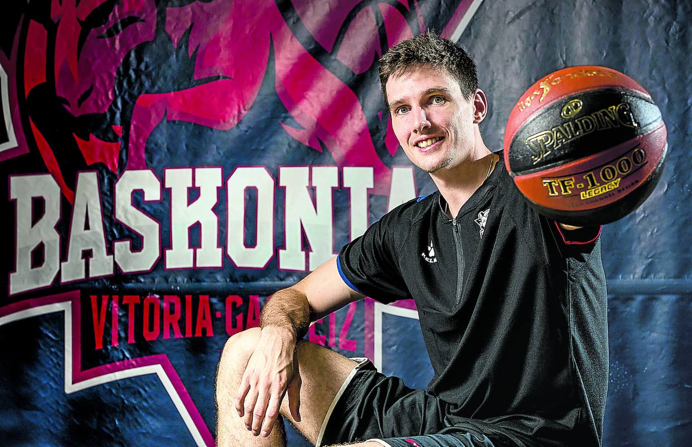 Matt Janning, listo para arrancar su tercera temporada como azulgrana, posa ante la cámara después de un entrenamiento en la pista de la ciudad deportiva azulgrana. 