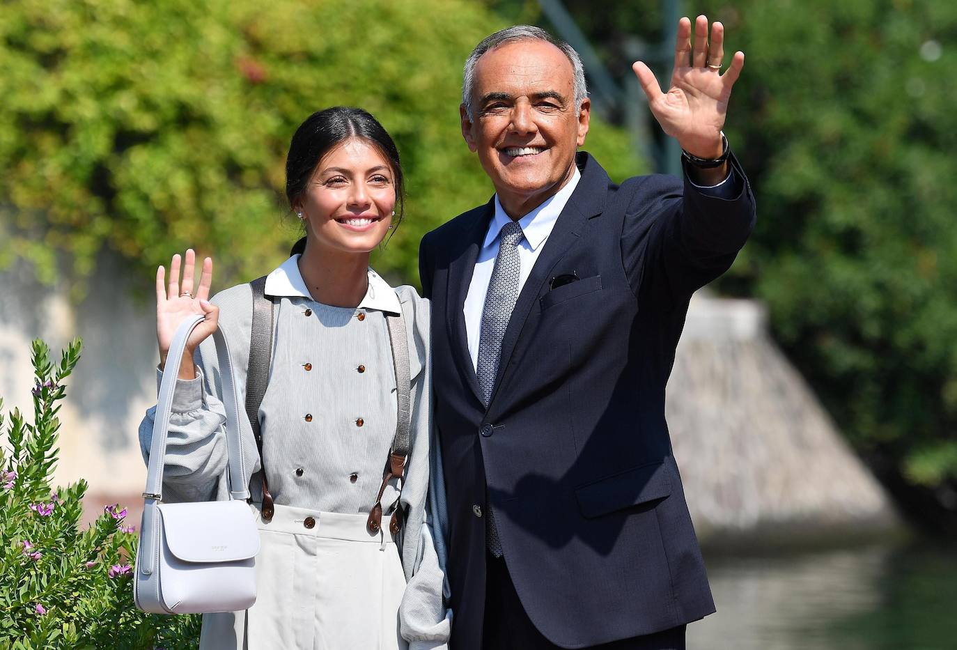 La actriz italiana Alessandra Mastronardi y el director del festival italiano Alberto Barbera.